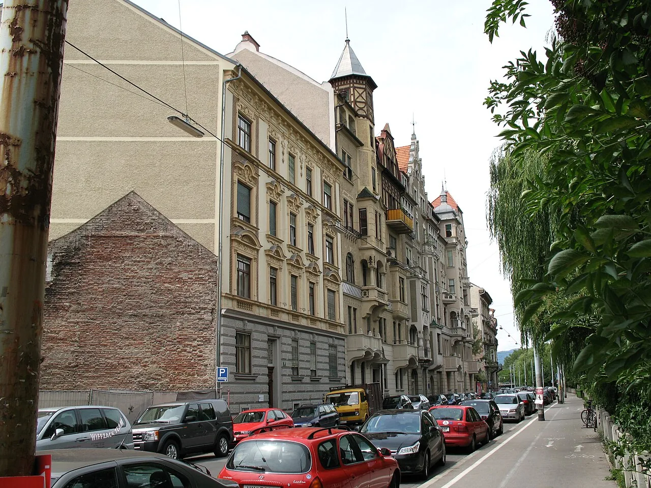 Parkende Autos am Lendkai in Graz