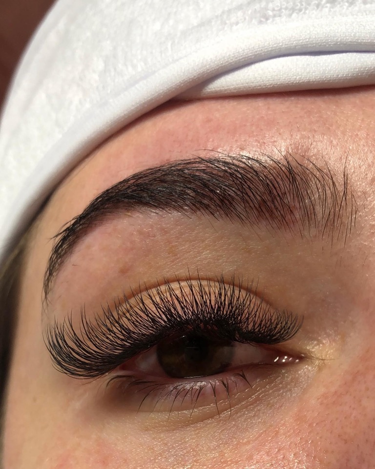 Ergebnis einer Wimpernverlängerung im Studio von Sarah Krasnic