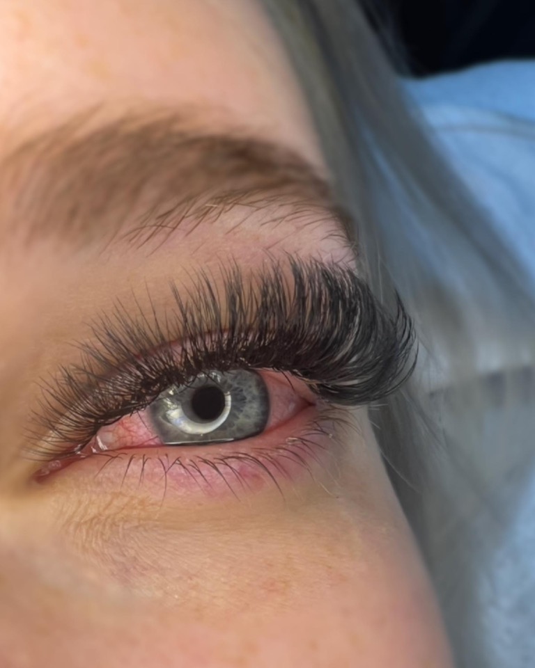 Gepflegtes Lash-Ergebnis nach einer Wimpernverlängerung