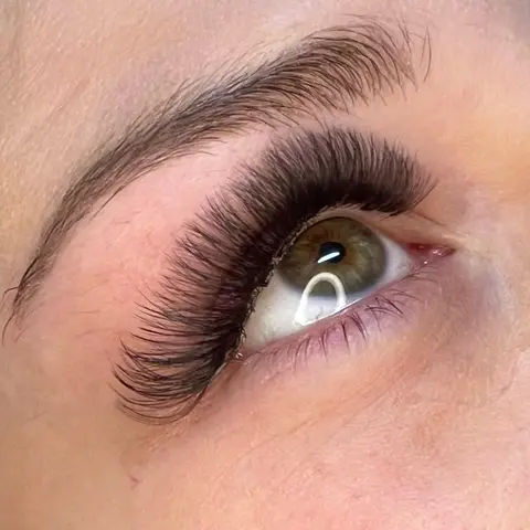 Nahaufnahme eines sauberen Wimpernverlängerung-Ergebnisses
