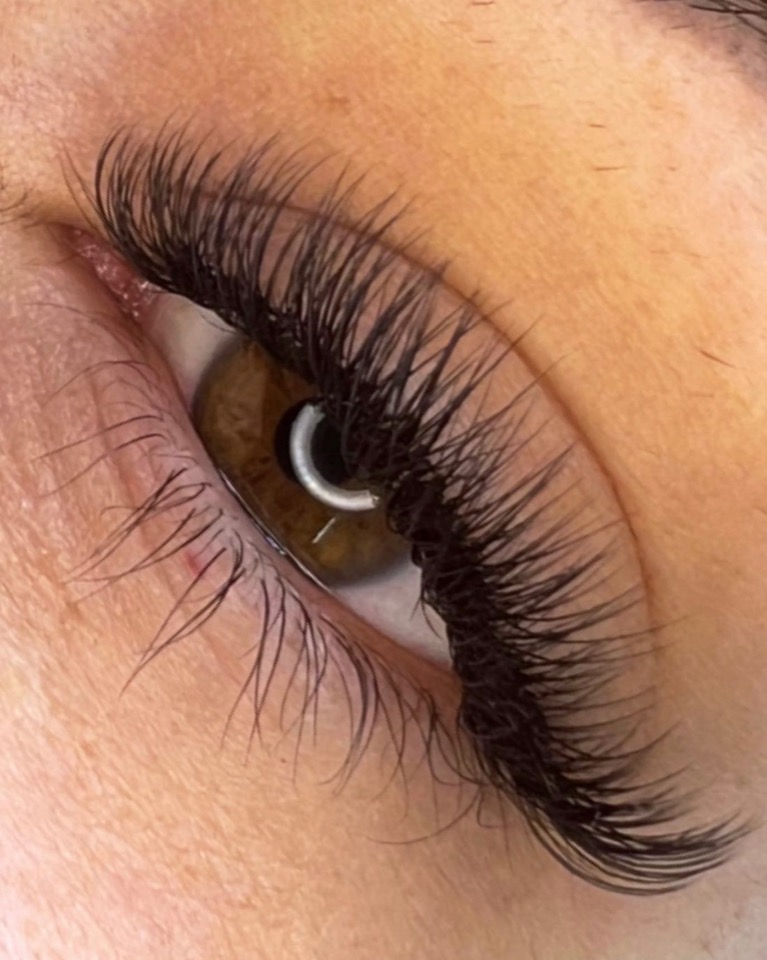 Natürlich wirkende Wimpernverlängerung aus dem Studio
