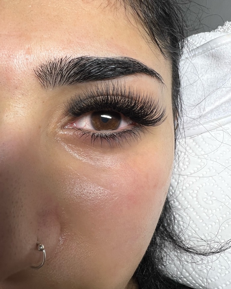 Voluminöses Ergebnis einer Wimpernverlängerung