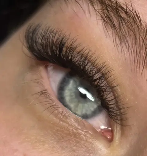 Lash-Ergebnis mit gepflegtem Schwung und sauberer Form