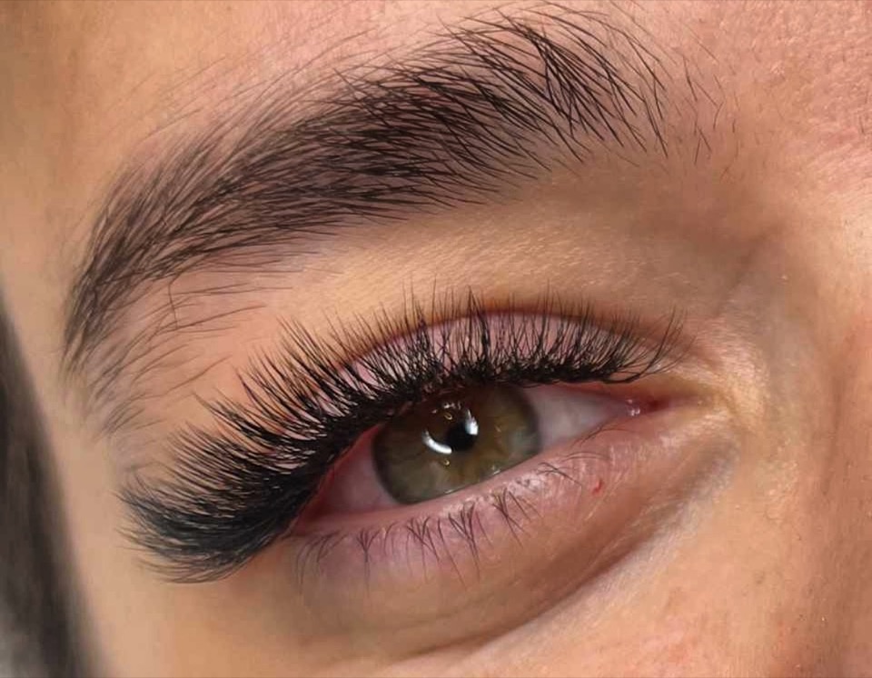Detailaufnahme einer Wimpernverlängerung