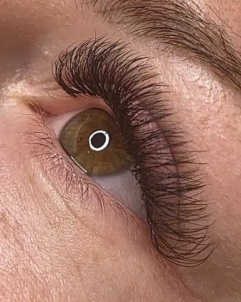 Fertiges Ergebnis einer Wimpernverlängerung im Studio
